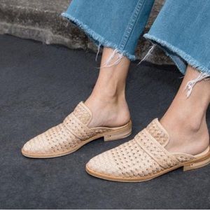 Freda Salvador Keen Handwoven Mule w/box